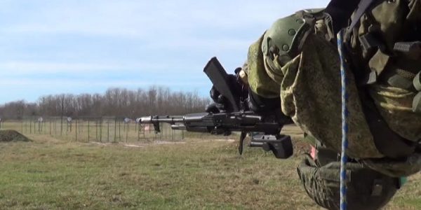 Разведчики Южного военного округа тренируются стрелять на учениях в Абхазии