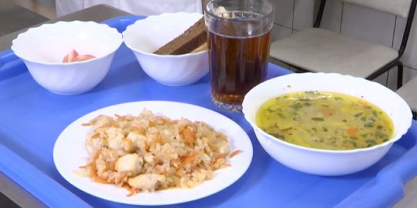 В школах Краснодара проверили организацию горячего питания для младших классов