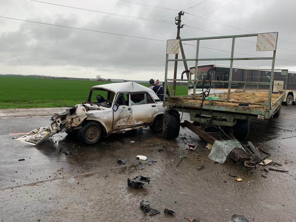 В Краснодарском крае трактор в жестком ДТП протаранил «пятерку»