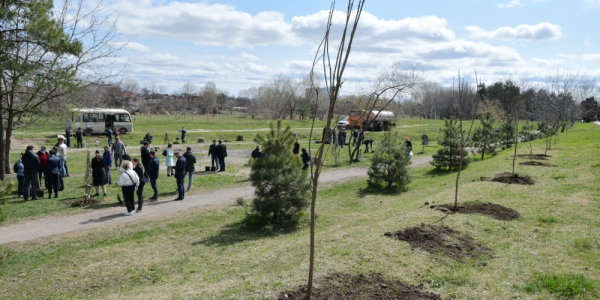 В Народном парке Краснодара заложили аллею «Атмосфера»