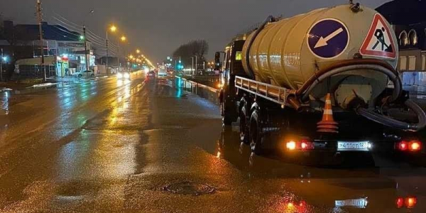 В Краснодаре из-за дождя на улицы вывели спецтехнику