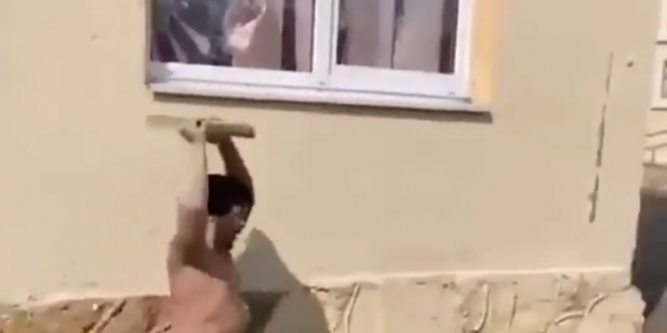 В Новороссийске на территории школы бегал голый мужчина с камнем в руках