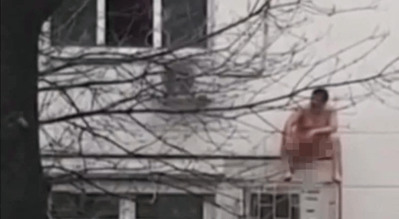 В Новороссийске голый мужчина залез на кондиционер, спасаясь от пожара. Видео