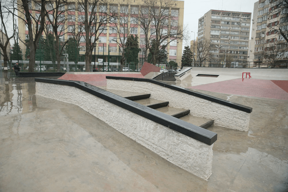 В Краснодаре в сквере Дружбы народов открылась новая площадка для скейтбординга