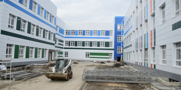 Строительство школы на 1,1 тыс. мест в поселке Российском завершат к 1 сентября