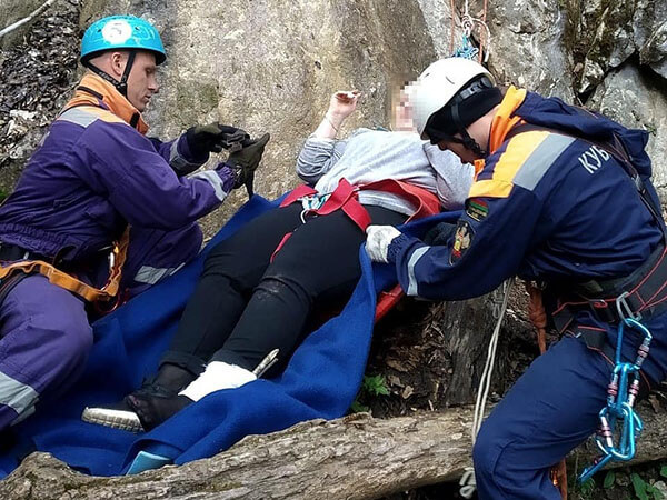 В Апшеронском районе туристка упала с обрыва, ее на носилках вынесли спасатели