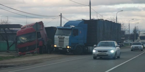 На Кубани фура без водителя пересекла дорогу и съехала в канаву