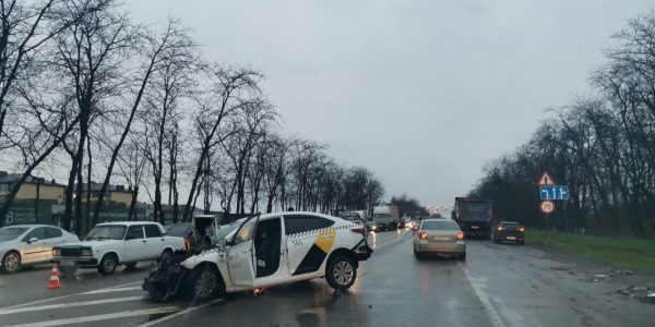 Под Краснодаром произошло массовое ДТП с участием машины «Яндекс.Такси»