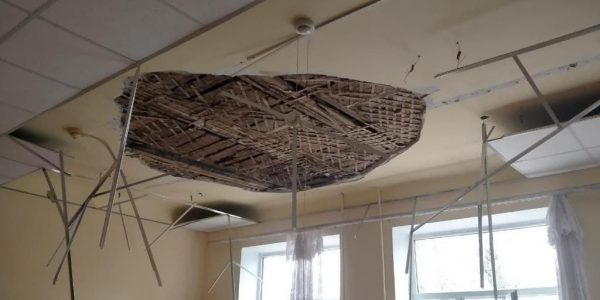 В Краснодарском крае в школе обвалился потолок, троих детей доставили в больницу