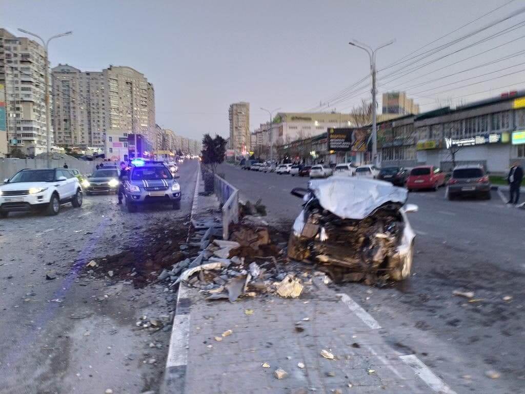 В Новороссийске пьяный водитель разбил иномарку и «островок безопасности»