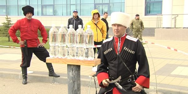 На фестивале в Краснодаре казаки показали мастерство владения шашкой и нагайкой