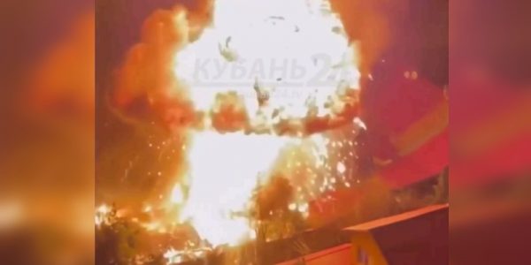 Взрыв во время пожара в частном доме в Сочи попал на видео
