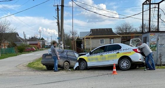 На Кубани две иномарки ударились на сельской дороге — пострадал 8-летний ребенок