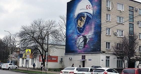 В Белореченске на фасаде многоэтажки появилось граффити с изображением Гагарина