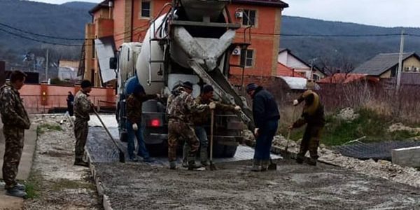 Жители Новороссийска своими силами забетонировали еще 10 улиц