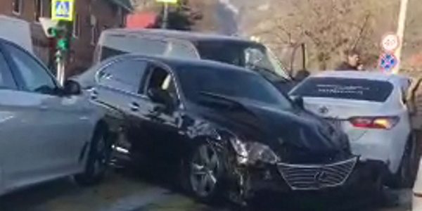 Автомобиль мэрии Геленджика попал в аварию