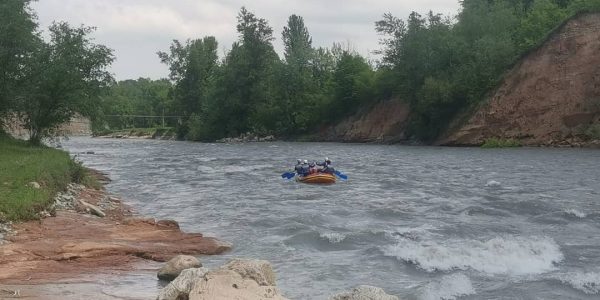 В Адыгее на ночь приостановили поиски туриста, унесенного течением реки