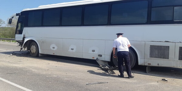 В Крымском районе водитель иномарки погиб при ДТП с автобусом и грузовиком