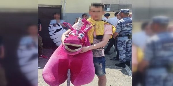 В Сочи полицейские задержали еще нескольких аниматоров в костюмах животных