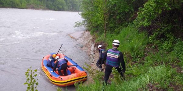 В Адыгее продолжаются поиски трех туристов, упавших в реку Белую