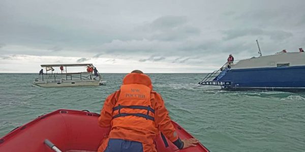 В Сочи в открытом море заглох катер, на помощь пришли спасатели и пограничники