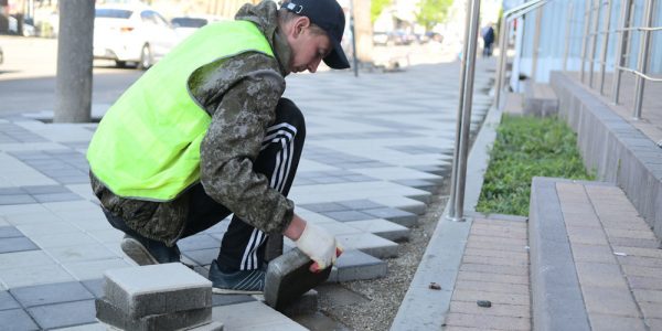 В Краснодаре на улице Карасунской расширят тротуар и создадут зеленые зоны
