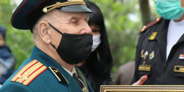В Новороссийске ветерана войны поздравили с 95-летним юбилеем парадным маршем