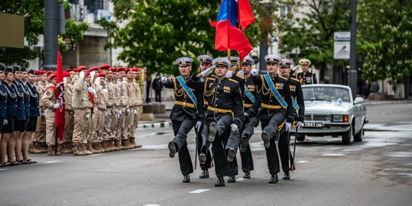 В Новороссийске в параде Победы приняли участие более 1,5 тыс. военнослужащих