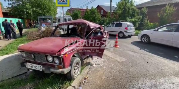 В Краснодаре машина в ДТП протаранила бетонные блоки, пострадали два человека