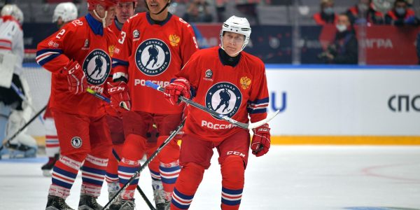 Путин в Сочи принял участие в гала-матче Ночной хоккейной лиги