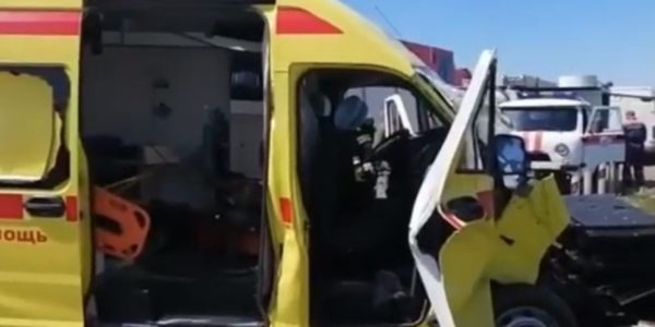 На Кубани столкнулись поезд и автомобиль скорой помощи, 4 человека пострадали