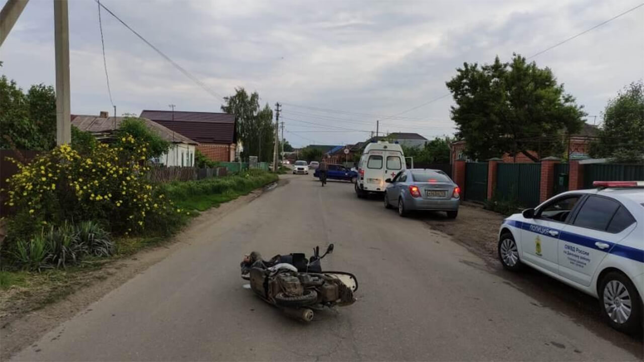 В Динском районе два подростка на мопеде врезались в легковой автомобиль