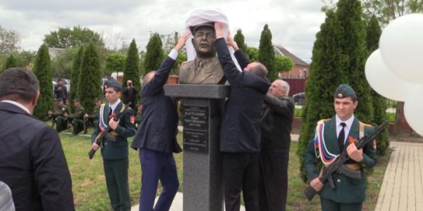 В Славянске-на-Кубани 9 мая открыли бюст маршалу Ивану Баграмяну