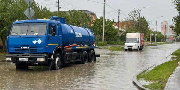 В Краснодаре идет сильный дождь, на улицах работает спецтехника