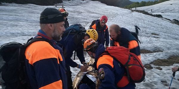 В горах Сочи спасатели на носилках эвакуировали туристку с острой болью в почках