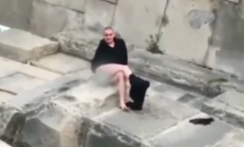 В Новороссийске пьяный отдыхающий сидел без штанов на памятнике «Малая Земля»