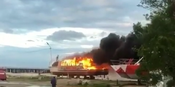 В Туапсинском районе сгорело прогулочное судно. Видео