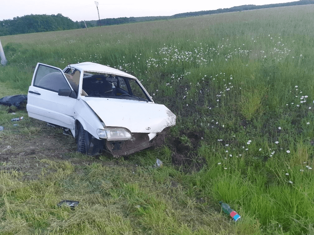 В Абинском районе машина улетела в кювет, пострадала 17-летняя девушка