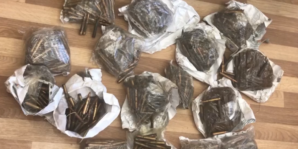 На Кубани у пенсионера в сарае нашли 2 тыс. патронов и три банки с порохом