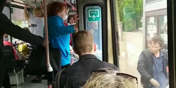 В Краснодаре пьяный мужчина подрался с кондуктором и пассажирами троллейбуса