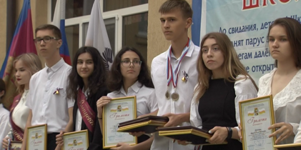 В Краснодаре выпускникам вручили дипломы победителей школьных олимпиад