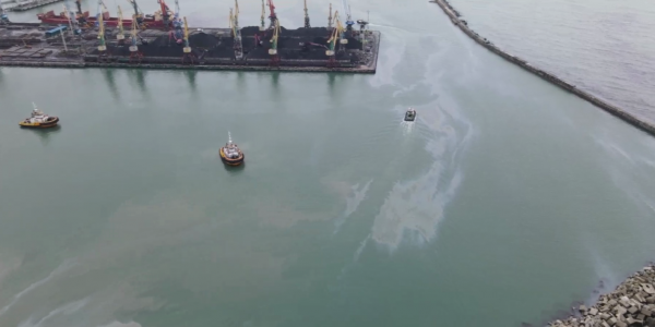 В Туапсе водолазы нашли места вытекания нефтепродуктов в коллекторе на дне моря