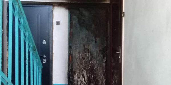 В Анапе школьник потушил горящую дверь соседней квартиры