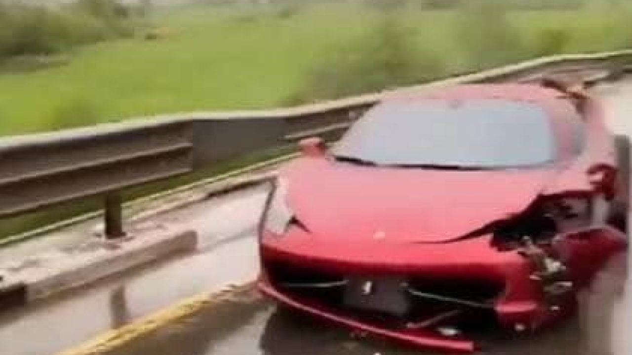 На Кубани на мокрой трассе разбился суперкар Ferrari стоимостью 11 млн  рублей - 4 мая, 2021 Все новости, Происшествия «Кубань 24»