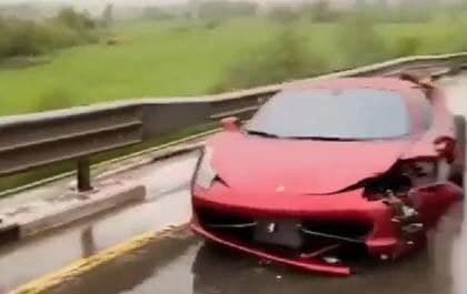На Кубани на мокрой трассе разбился суперкар Ferrari стоимостью 11 млн рублей