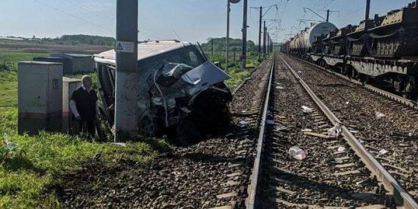 На Кубани грузовой поезд на переезде сбил легковой автомобиль, есть пострадавший