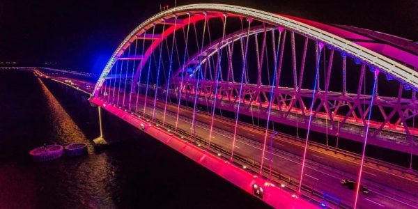 В преддверии Дня Победы Крымский мост засветился цветами российского триколора