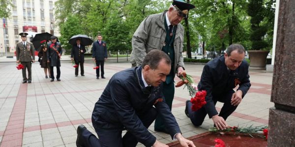 Губернатор Кубани возложил цветы к мемориалам войны