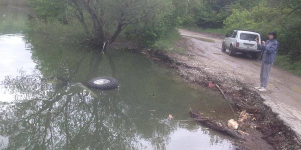 На Кубани в Неберджаевском водохранилище утонул внедорожник