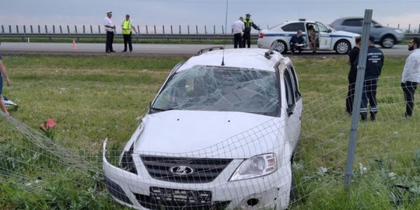 На Кубани в перевернувшейся легковушке пострадали 4 пассажира